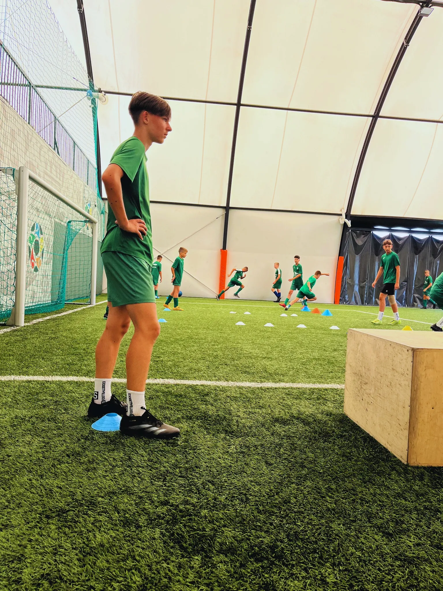 Trening piłkarski w hali pneumatycznej