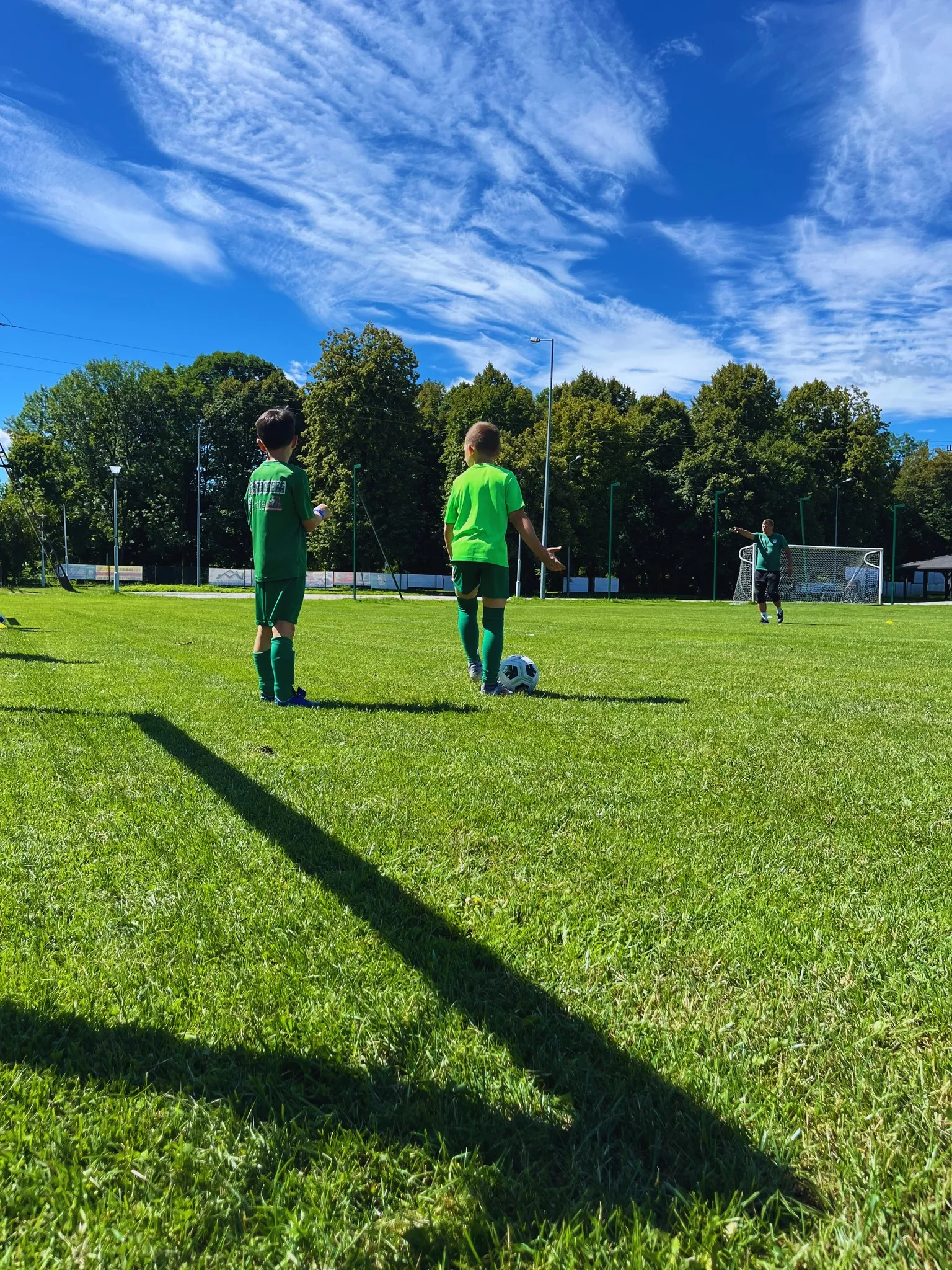 Trening na boisku zewnętrznym w słoneczny dzień