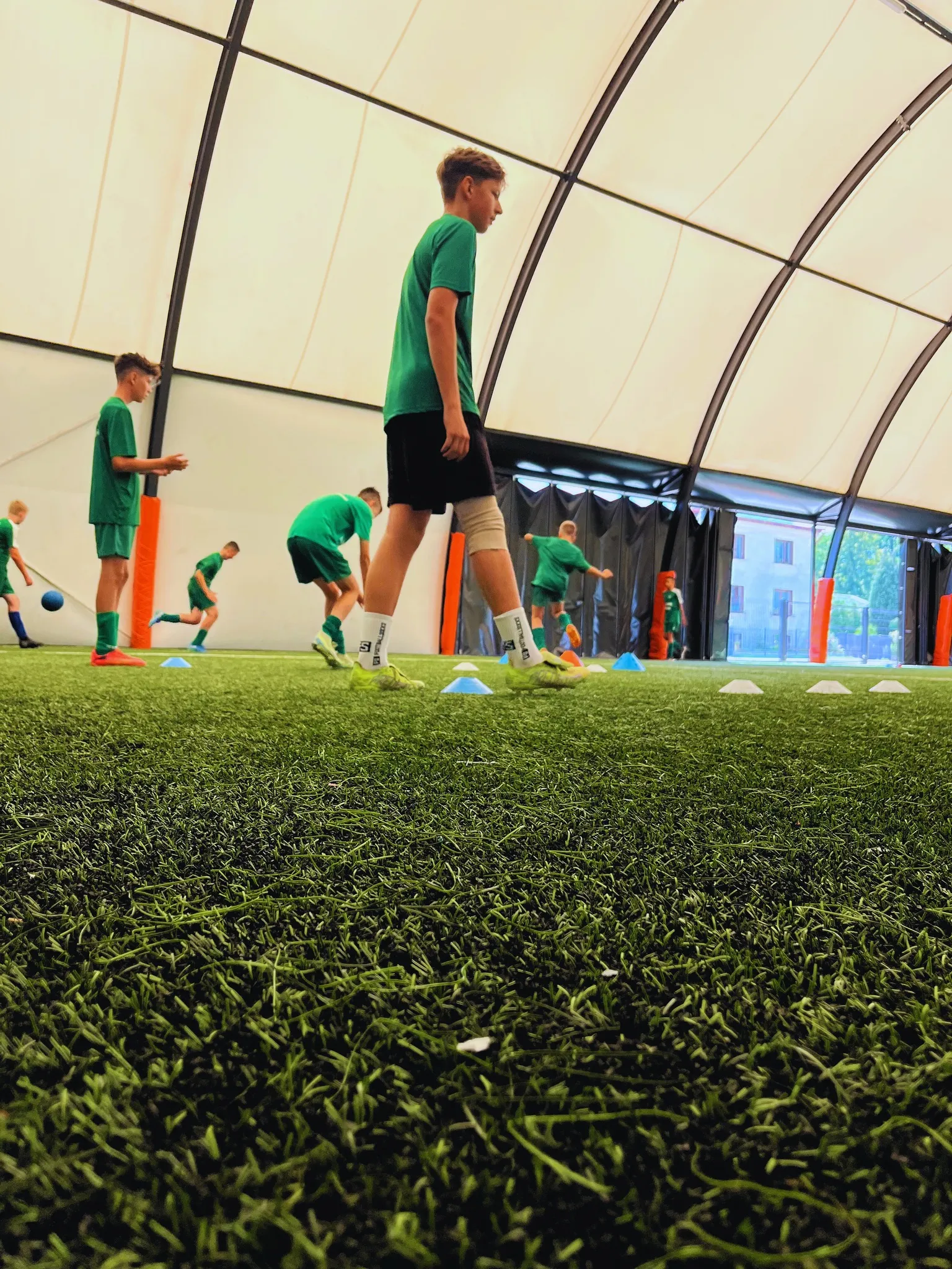 Trening techniczny z pachołkami w hali