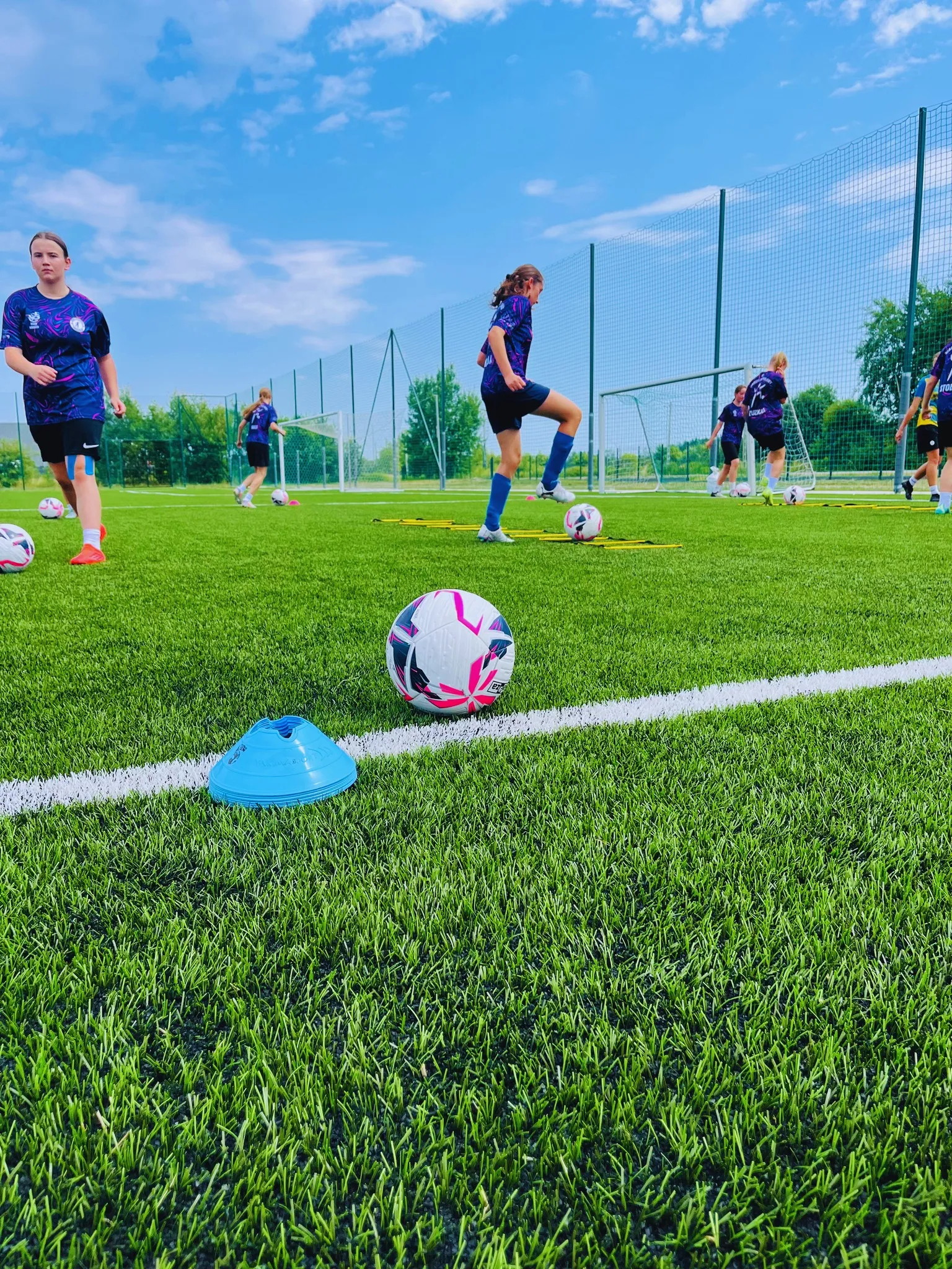Trening piłkarski dziewcząt