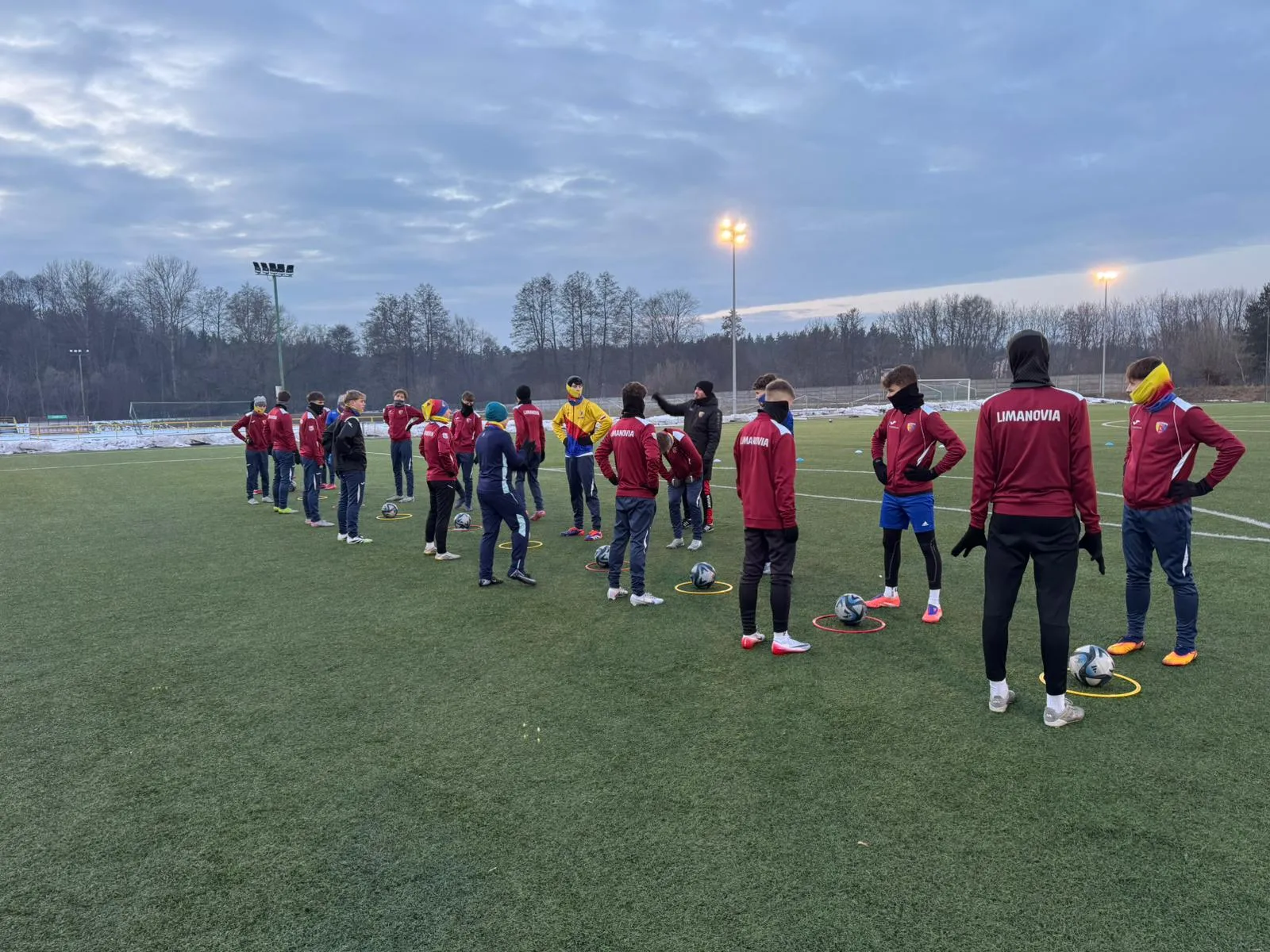 Zimowy trening Limanovii na boisku