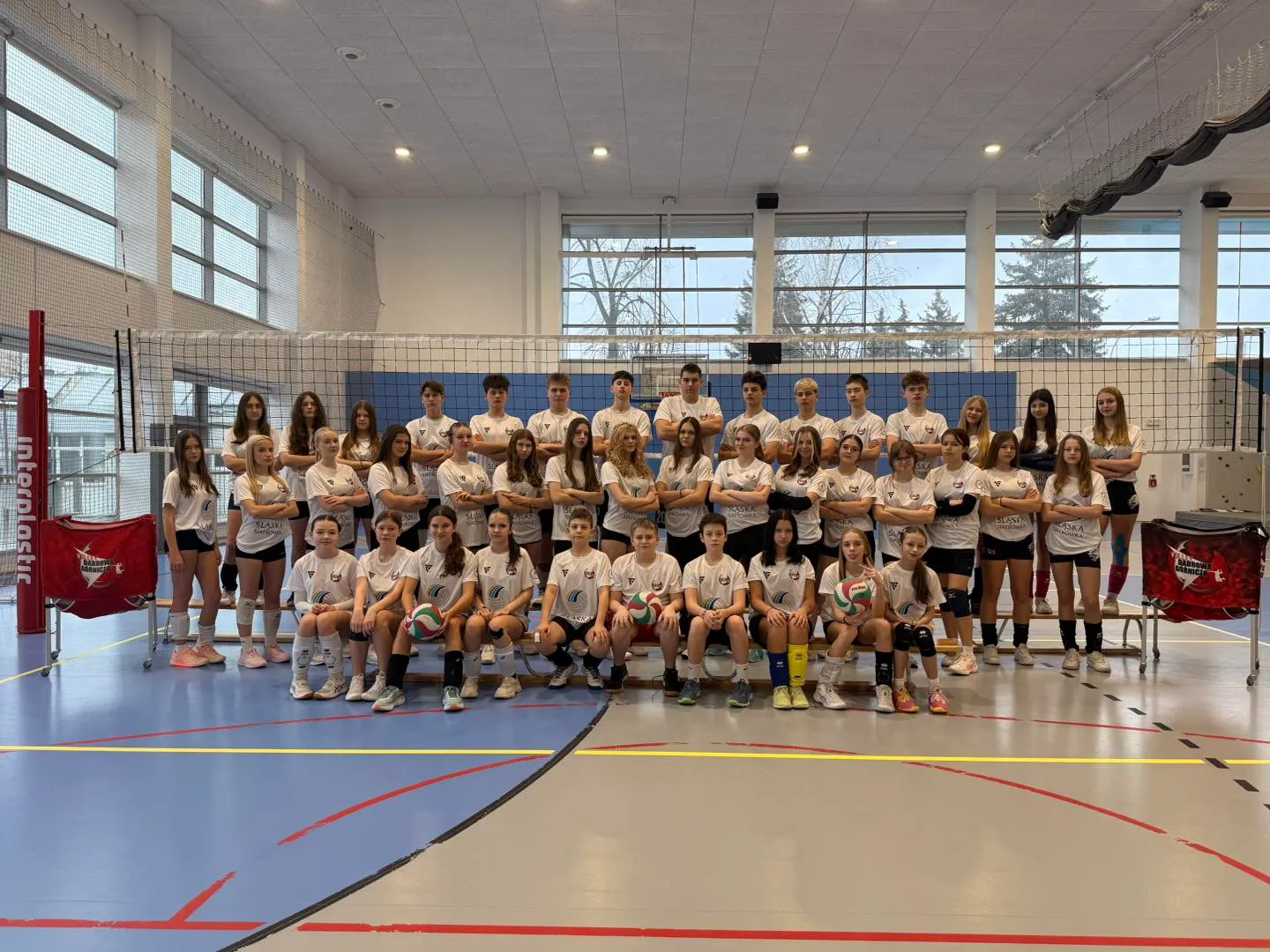 Zespół siatkarski w hali sportowej