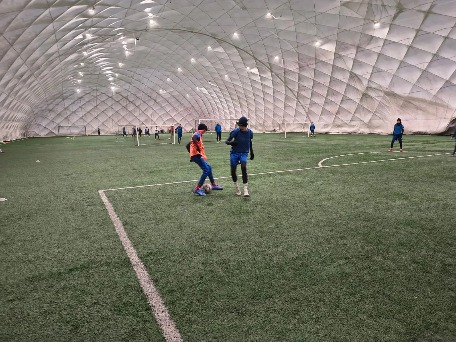 Boisko piłkarskie pod halą pneumatyczną