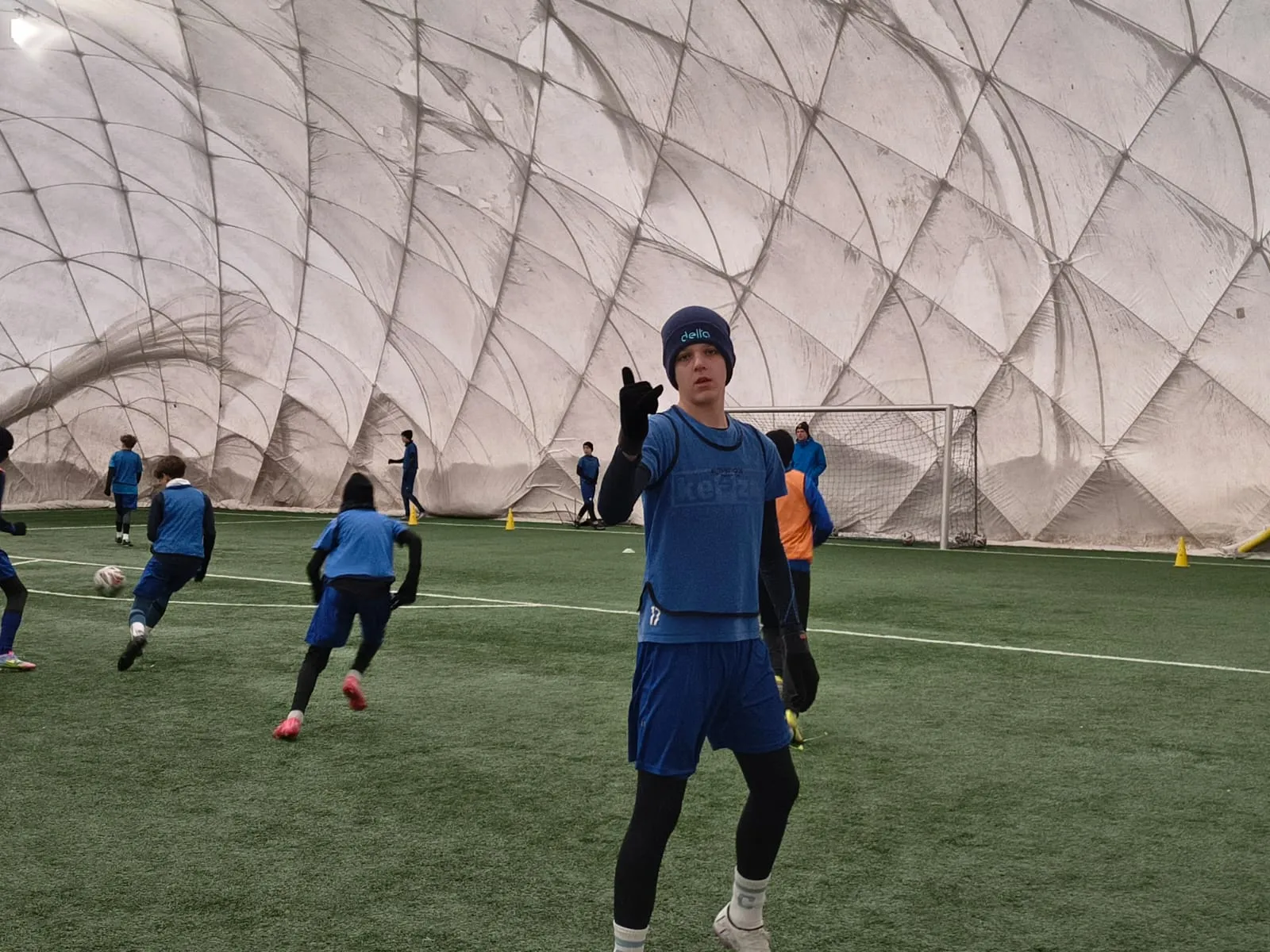Trening piłkarski pod halą balonową