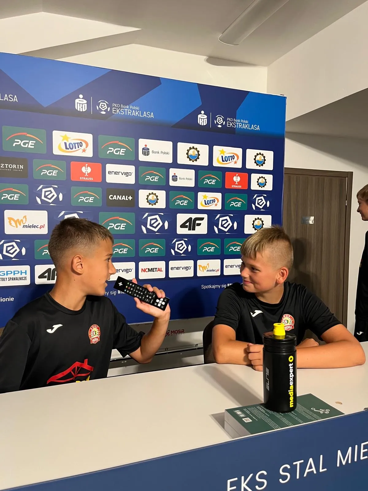 Zawodnicy w strefie konferencyjnej