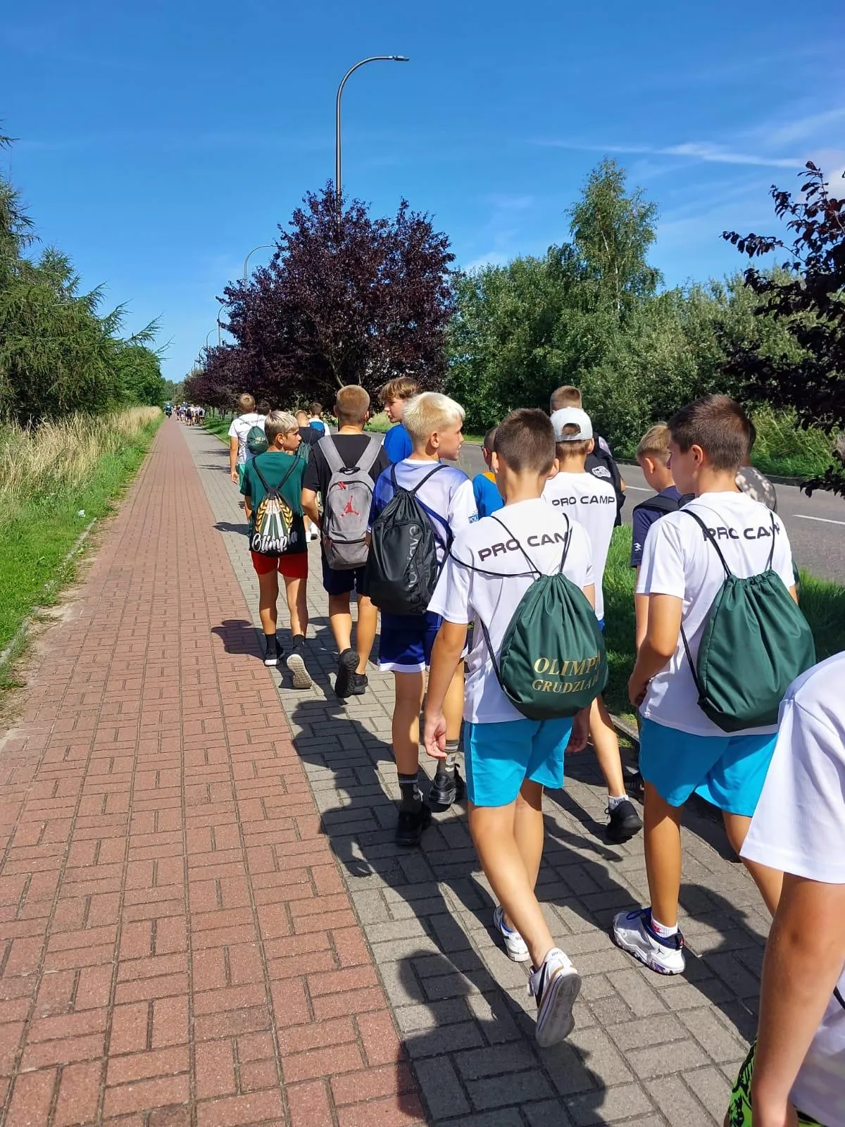 Uczestnicy obozu na spacerze